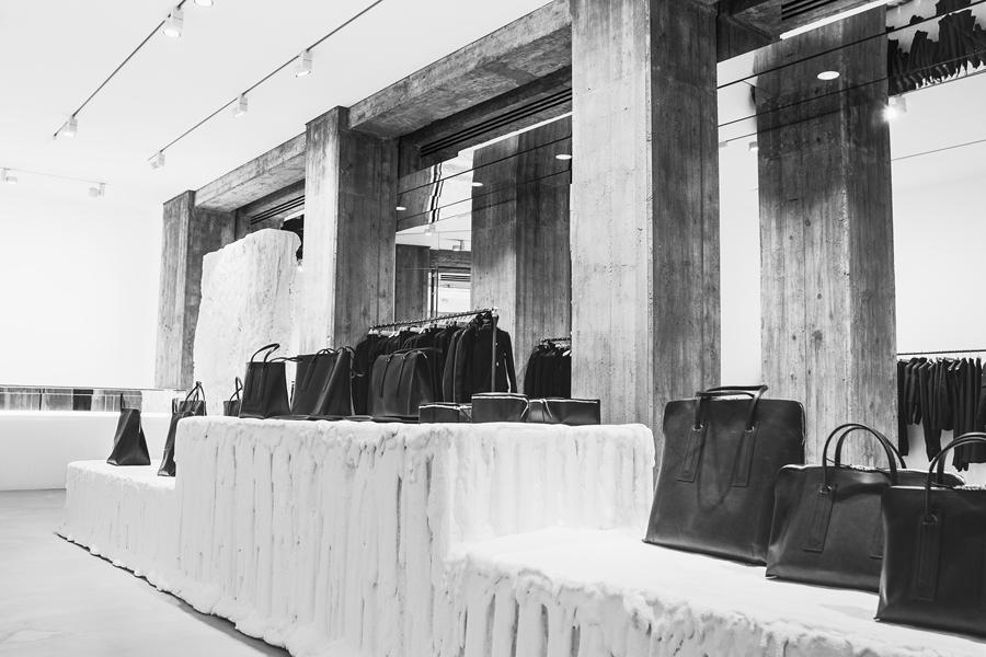 Minimalist Store Displays